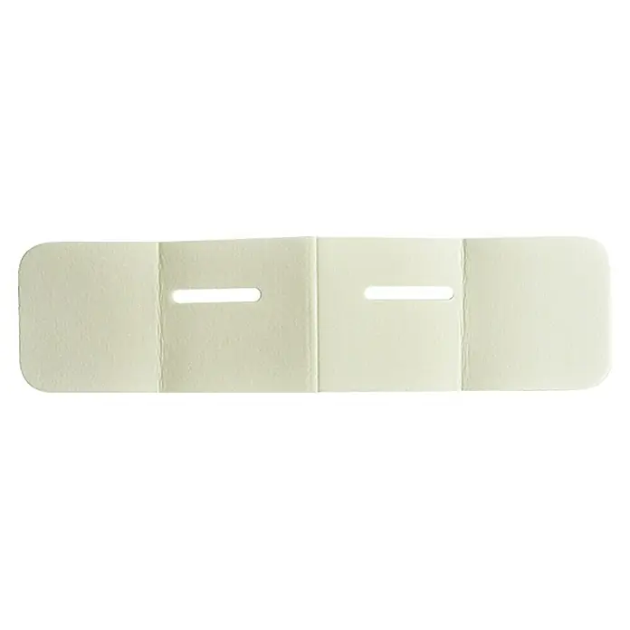 Schallschutz-Set - 19 x 84 x 0,4 cm, Geeignet für: Waschtische - Das Bild zeigt einen hellen, rechteckigen Schlitzvorhang, der in vier Felder unterteilt ist und in der Mitte zwei Schlitze hat.