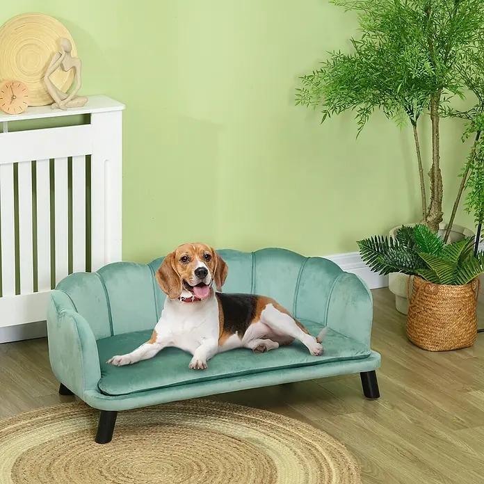 SONNENH Haustierbett - 98,5 x 60,5 x 35,5 cm, Textil, Grün - Ein hellgrünes Samt-Hundesofa mit Muschelform, auf dem ein glücklicher Beagle entspannt.