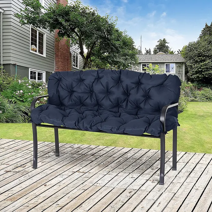 SONNENH Bankauflage - 1 Stk., L x B x H: 150 x 98 x 8 cm, Polyester, Dunkelblau - Dunkelblaues, getuftetes Outdoor-Bankkissen auf einer Metallbank auf Holzterrasse im Garten.