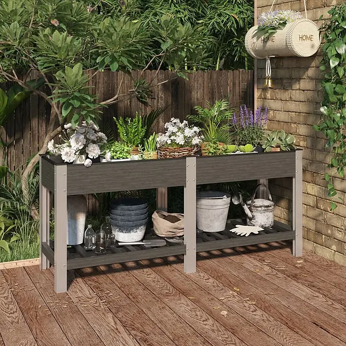 Furnicato Garten-Hochbeet WPC Grau 175 x 50 x 75 cm -  - Dunkelgraues Hochbeet in Holzoptik mit unterer Ablage, mit Pflanzen und Gartengeräten gefüllt, auf einer Terrasse.