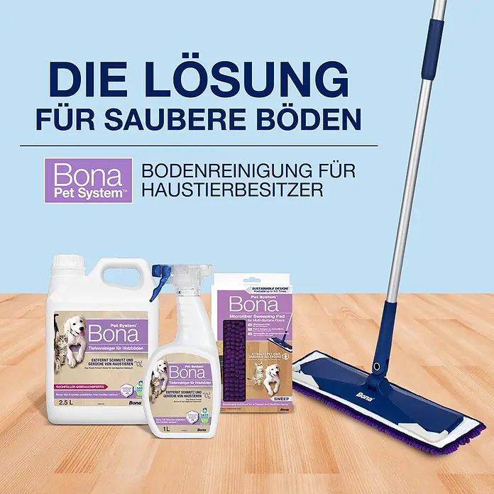 Bona Pet System Reinigungsmittel Tiefenreiniger für Holzböden - 1 l, Flasche mit Sprühkopf - Bona Pet System Bodenreinigungsset für Haustierbesitzer, mit blauem Mopp, weißen Reinigerflaschen und lila Mikrofaserpad auf Holzboden.