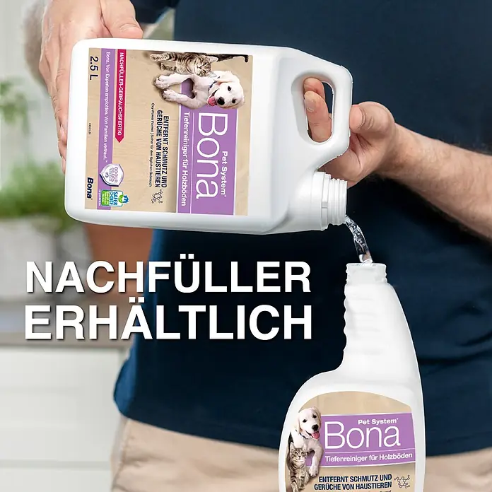 Bona Pet System Reinigungsmittel Tiefenreiniger für Holzböden - 1 l, Flasche mit Sprühkopf - Mann füllt Bona Pet System Tiergeruch- & Schmutz-Tiefenreiniger für Holzböden von Nachfüllkanister in Sprühflasche um.