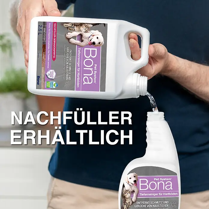 Bona Pet System Reinigungsmittel Tiefenreiniger für Hartböden - 1 l, Flasche mit Sprühkopf - Eine Person füllt eine Bona Pet System Reiniger-Sprühflasche aus einer größeren 2,5-L-Nachfüllflasche nach. Beide Flaschen sind weiß mit lila und grauen Etiketten.