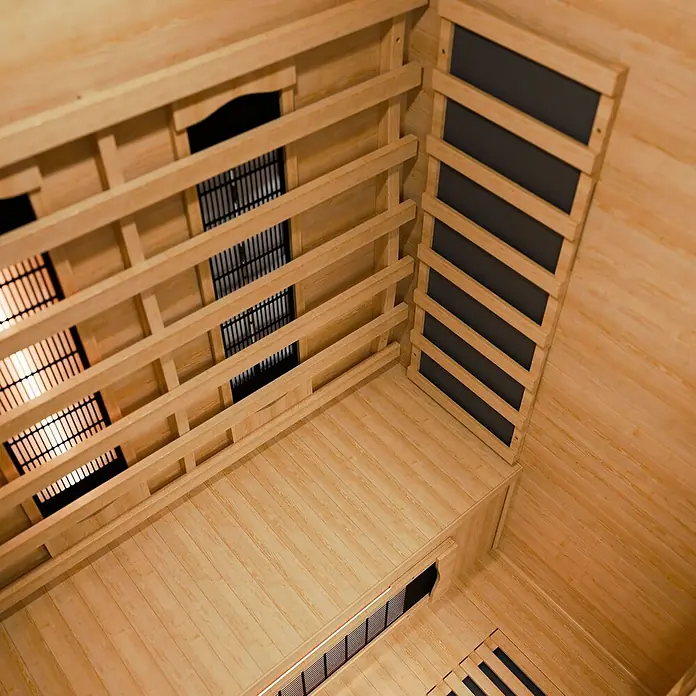 Infrarotkabine Oslo mit Triplex-Heizsystem -  - Heller Holzsauna-Innenraum mit Lattenbänken und schwarzen Infrarot-Heizelementen.