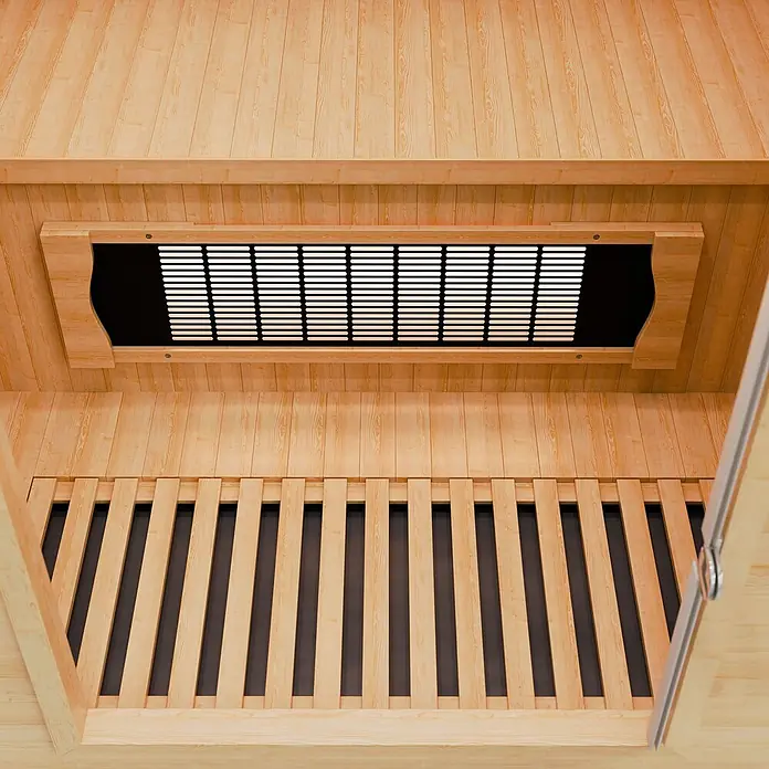 Infrarotkabine Oslo mit Triplex-Heizsystem -  - Innenansicht einer Infrarotsauna aus hellem Holz, mit Deckenheizung und Holzrost auf dem Boden.