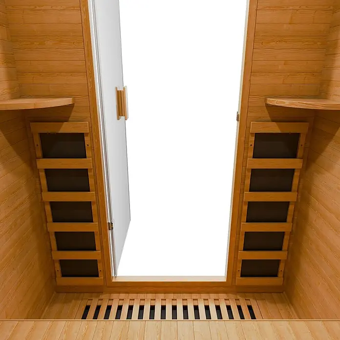 Infrarotkabine Oslo mit Triplex-Heizsystem -  - Naturholz-Sauna-Innenansicht mit Seitenbänken, Lamellen-Infrarotpaneelen und einem Bodenrost, durch die offene Glastür gesehen.