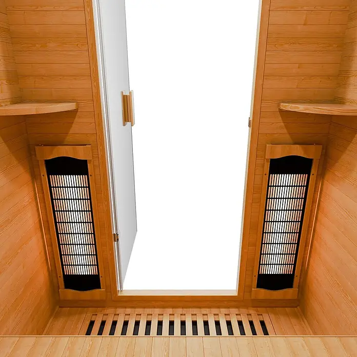 Infrarotkabine Oslo mit Vollspektrumstrahler -  - Innenansicht einer hellen Infrarotsauna aus Holz mit sichtbaren Heizstrahlern und offener Tür.
