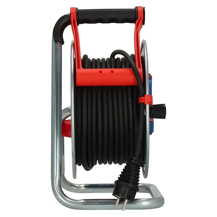 Brennenstuhl Kabeltrommel - Stahlblech, 25 m, N05V3V3-F, IP44 - Rot-schwarze Kabeltrommel mit aufgewickeltem schwarzem Kabel und schwarzem Stecker auf einem silbernen Metallständer.