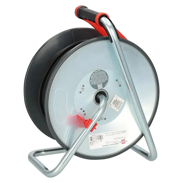 Brennenstuhl Kabeltrommel SC 4100 - Stahlblech, 40 m, H07RN-F, IP44 - Schwarze Kabeltrommel mit silbernem Metallständer und rotem Griff, bereit zum Aufwickeln.