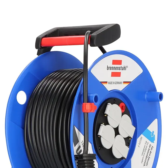 Brennenstuhl Garant Kabeltrommel - Spezialkunststoff, 50 m, H05VV-F, IP20 - Blaue Brennenstuhl Kabeltrommel mit schwarzem Kabel und vier weißen Steckdosen, roten Akzenten.