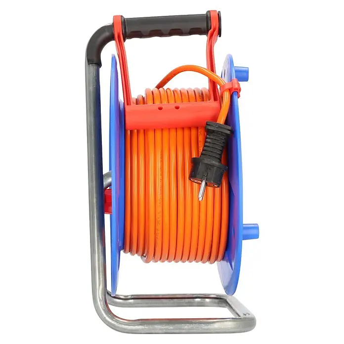 Brennenstuhl Garant Kabeltrommel - Kunststoff, 40 m, AT-N05V3V3-F, IP44 - Orange Verlängerungskabeltrommel mit blauen Seiten, roten Plastikteilen, schwarzem Griff und Metallrahmen.
