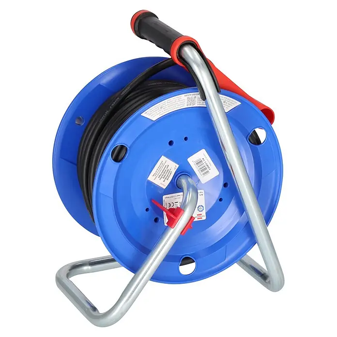 Brennenstuhl Kabeltrommel - Kunststoff, 25 m, H07RN-F, IP44 - Blaue Kunststoff-Kabeltrommel mit schwarzem Kabel auf silbernem Metallgestell mit roten Akzenten.