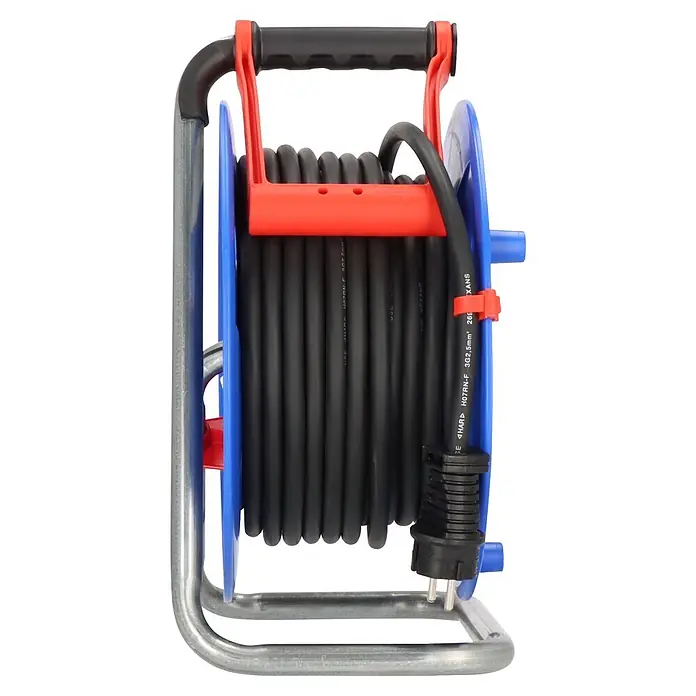 Brennenstuhl Garant Kabeltrommel - Kunststoff, 25 m, H07RN-F, IP44 - Blaue Kabeltrommel mit schwarzem Kabel, rotem Wickelgriff und Metallständer. Ein schwarzer Stecker ist angeschlossen.