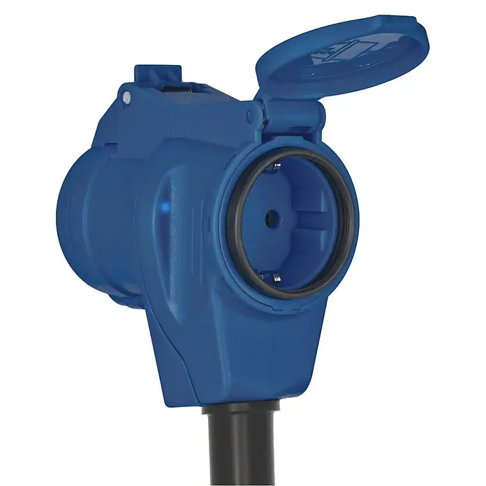 Brennenstuhl Verlängerungskabel CEE-Stecker und Winkelkupplung Schutzkontakt - 10 m, IP44, H07RN-F - Blaue Außensteckdose mit geöffnetem Schutzdeckel, zeigt die 250V-Nennspannung und wasserdichte Dichtung.