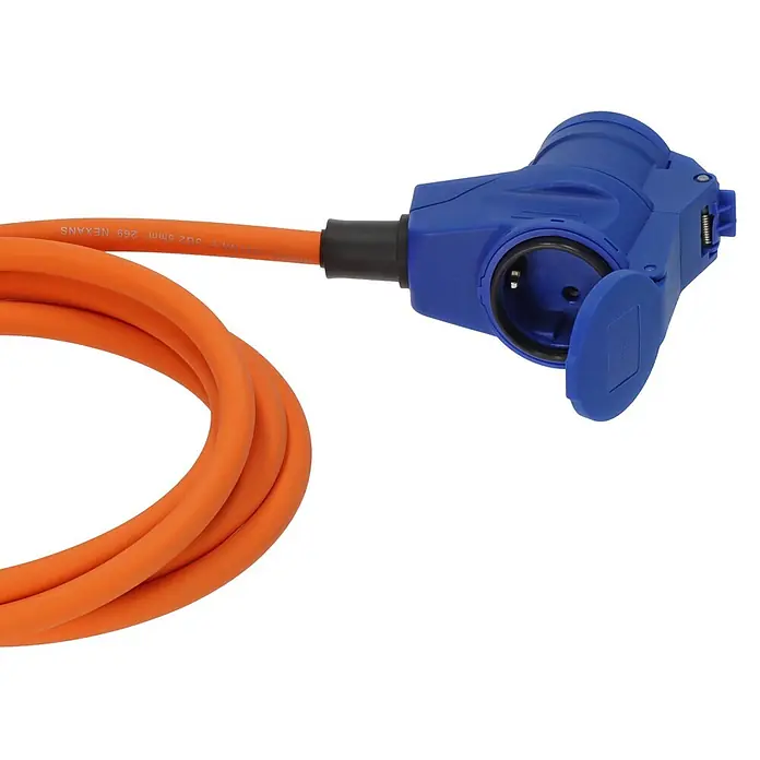 Brennenstuhl Verlängerungskabel CEE-Stecker und Winkelkupplung Schutzkontakt - 25 m, IP44, H07RN-F - Orangefarbenes Stromkabel mit gewickeltem Abschnitt, verbunden mit einem blauen CEE-Industriesteckeradapter mit offener Schutzkappe.