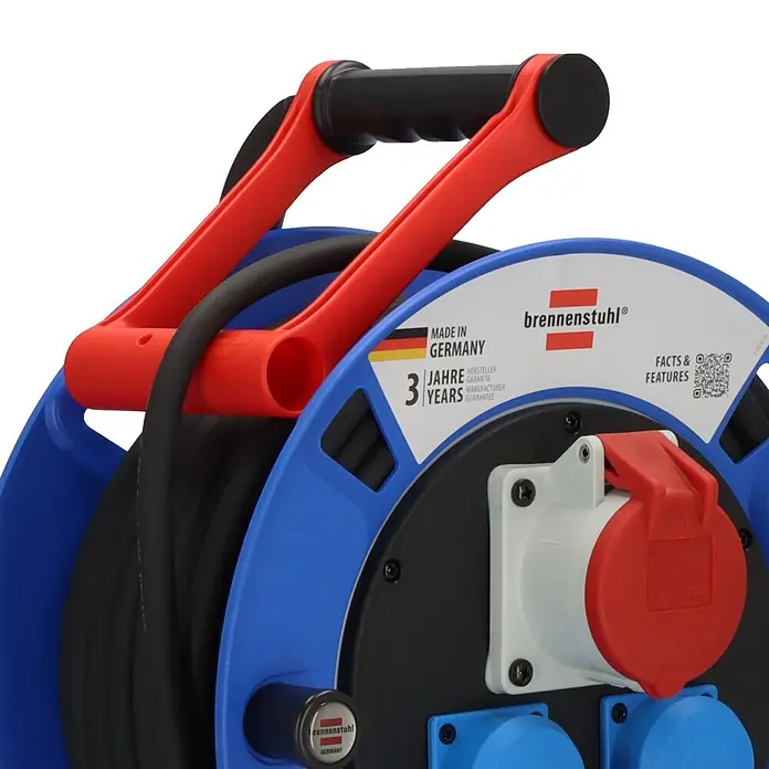 Brennenstuhl Kabeltrommel Garant CEE 1 - Kunststoff, 30 m, H07RN-F, IP44 - Brennenstuhl blaue Kabeltrommel mit roten Griffen, schwarzem Kabel und roten/blauen Steckdosen. Made in Germany.