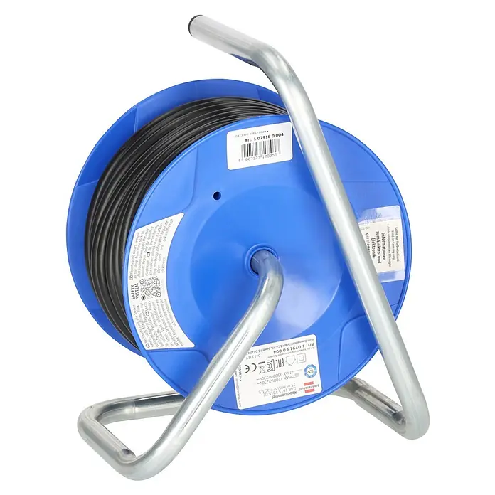 Brennenstuhl Kabeltrommel - Spezialkunststoff, 15 m, H05VV-F, IP20 - Blaue Kabeltrommel mit schwarzem Verlängerungskabel und silbernem Metallständer, schräg von hinten.