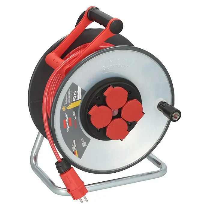 Brennenstuhl Kabeltrommel SC 5110 - Stahlblech, 50 m, H07BQ, IP44 - Rote Brennenstuhl 50m Kabeltrommel mit vier geschützten Steckdosen auf silbernem Metallständer, mit rotem Stecker.