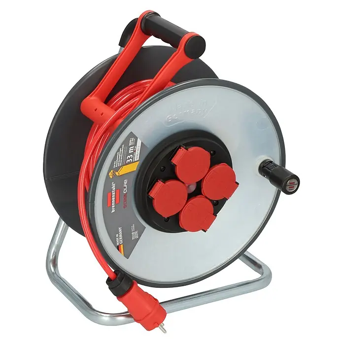 Brennenstuhl Kabeltrommel SC 3110 - Stahlblech, 33 m, H07BQ, IP44 - Brennenstuhl SteelCORE Kabeltrommel 33m mit rotem Kabel, schwarzer Trommel, vier roten Steckdosen und silbernem Gestell.