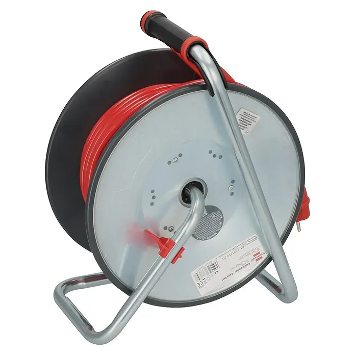 Brennenstuhl Kabeltrommel SC 3110 - Stahlblech, 33 m, H07BQ, IP44 - Rote Kabeltrommel mit schwarzem Gehäuse und silbernem Metallständer. Verfügt über einen schwarzen Griff und roten Wickelknauf.