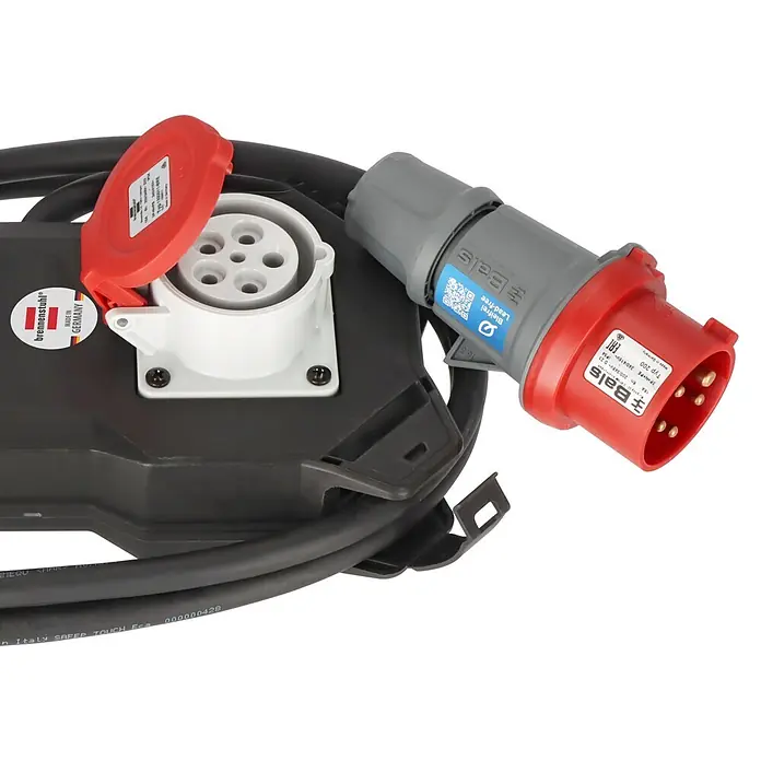 Brennenstuhl Stromverteiler Stromstation CEE IP44 - Anzahl CEE-Steckdosen: 1 Stk., Anzahl Steckdosen Schuko: 3 Stk. - Schwarze Industriekraftverteilung mit weißer CEE-Steckdose und rotem Deckel, verbunden mit einem roten 5-poligen CEE-Stecker.