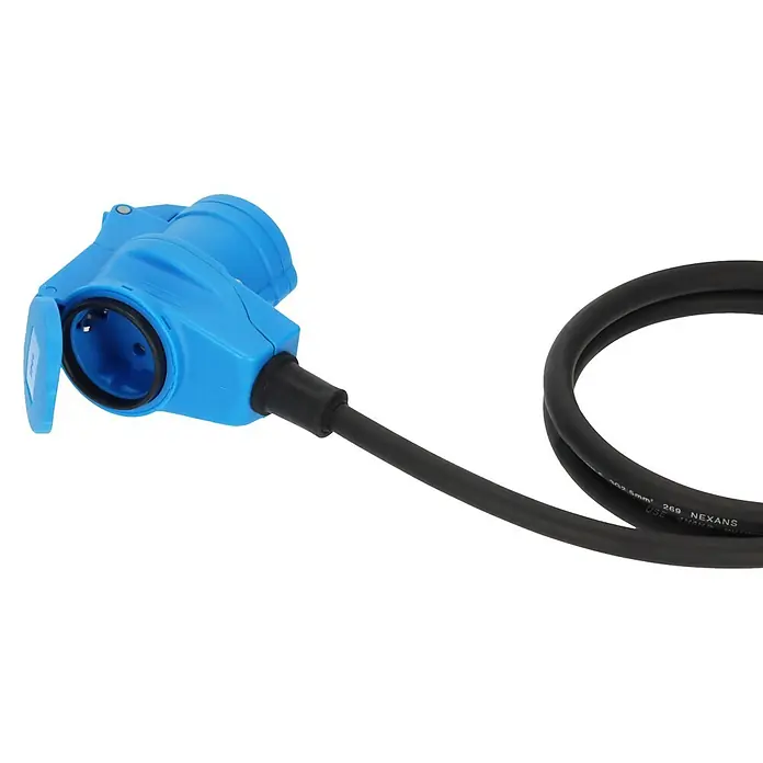Brennenstuhl Verlängerungskabel Camping-Adapterleitung CEE-Stecker und Winkelkupplung - 1,5 m, IP44, H07RN-F - Blauer Elektrostecker mit offener Schutzkappe und angeschlossenem schwarzem Stromkabel.