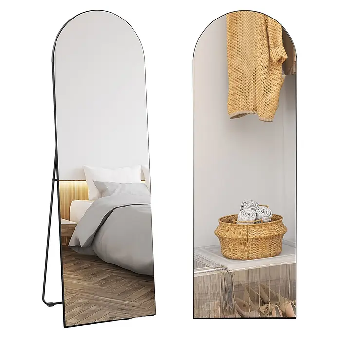 Homcom Standspiegel - Schwarz, Glas - Gewölbter Ganzkörperspiegel mit schwarzem Rahmen, der ein Schlafzimmer und eine Garderobe widerspiegelt, was seine Vielseitigkeit zeigt.