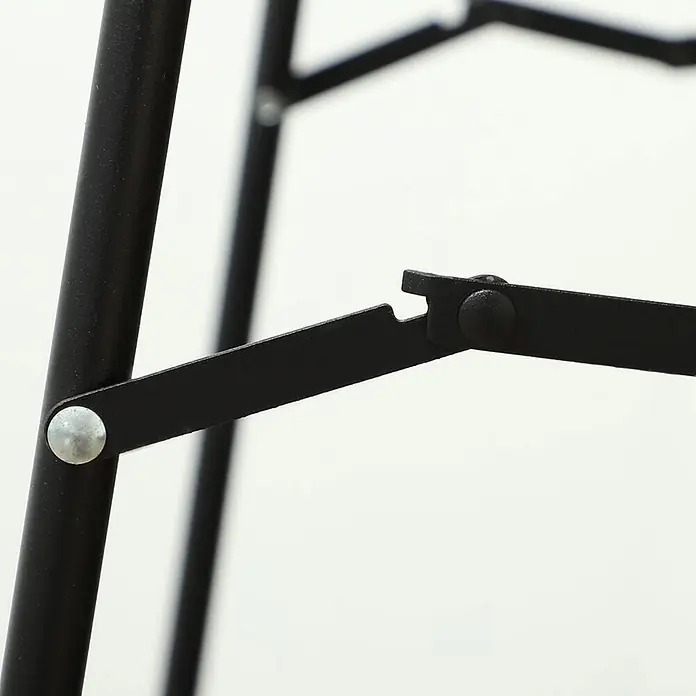 Homcom Standspiegel - Schwarz, Glas - Nahaufnahme eines schwarzen Metallrahmens mit zwei genieteten Verbindungspunkten, einer mit Aussparung.
