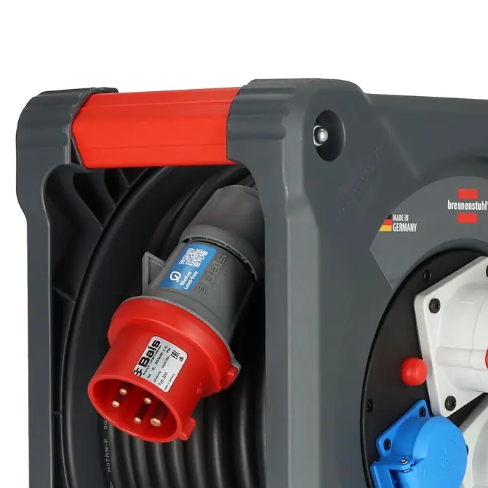 Brennenstuhl Kabeltrommel KD 3200 C7 mit 2 CEE-Steckdosen - Kunststoff, 30 m, H07RN-F, IP44 - Dunkelgraue Kabeltrommel mit rotem Griff, rotem und grauem CEE-Industriestecker und blauer Steckdose. Von brennenstuhl.