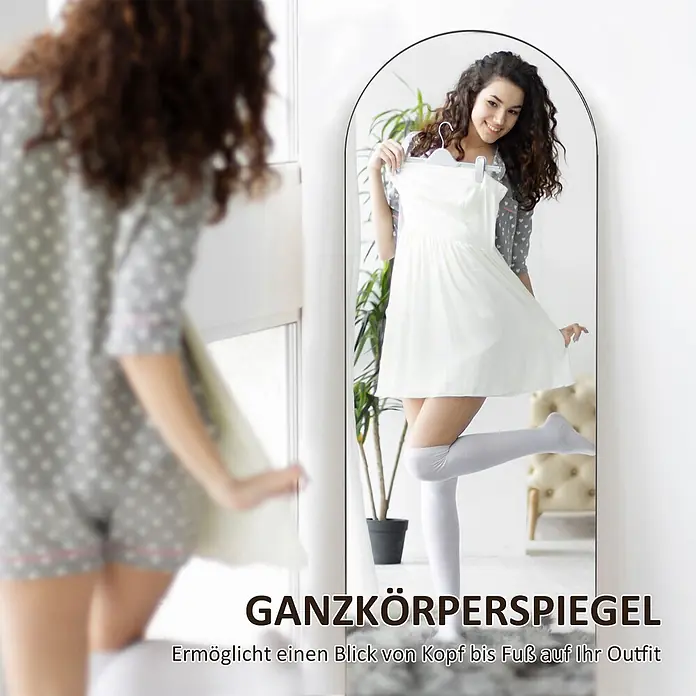 HOMCOM-Ganzkörperspiegel-50L x 3,6B x 150H cm-Schwarz -  - Eine Frau nutzt einen schwarzgerahmten, gewölbten Ganzkörperspiegel, um ihr Outfit zu prüfen, ein weißes Kleid haltend.