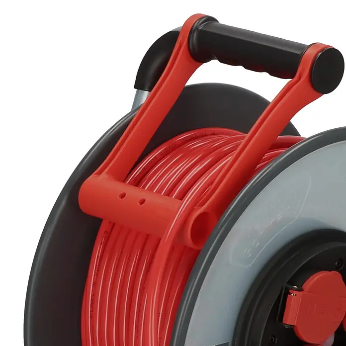 Brennenstuhl Kabeltrommel SC 5110 - Stahlblech, 50 m, H07BQ, IP44 - Rotes Verlängerungskabel auf einer Kabeltrommel mit schwarzem Griff.
