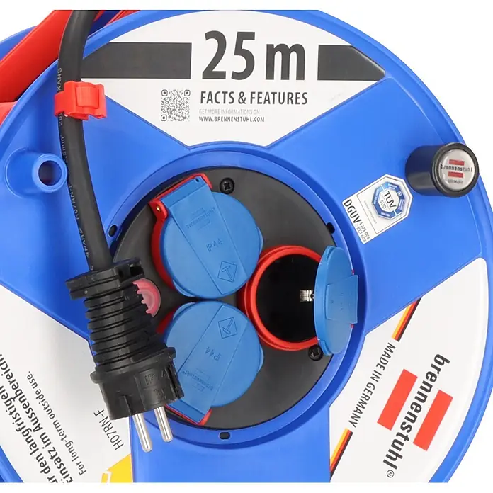 Brennenstuhl Garant Kabeltrommel - Kunststoff, 25 m, H07RN-F, IP44 - Blaue Brennenstuhl Kabeltrommel mit 25m H07RN-F Kabel, drei IP44 Steckdosen (zwei geschlossen, eine offen) und schwarzem Stecker. Made in Germany.