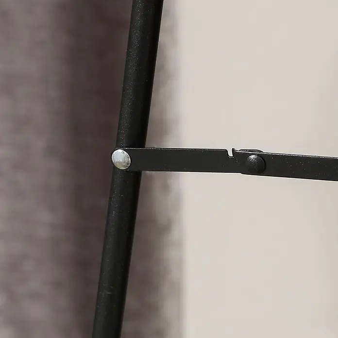 HOMCOM-Ganzkörperspiegel-50L x 4B x 160H cm-Weiß Wellenförmig -  - Nahaufnahme eines schwarzen Metallrahmens mit einer Verbindungsstelle, einem silbernen und einem schwarzen Niet.