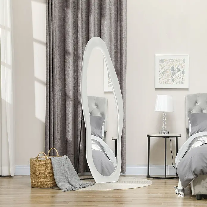 HOMCOM-Ganzkörperspiegel-50L x 4B x 160H cm-Weiß Wellenförmig -  - Abstrakter, weißer Ganzkörperspiegel mit wellenförmigem Rahmen, auf einem Teppich im Schlafzimmer stehend, reflektiert Teile des Raumes.