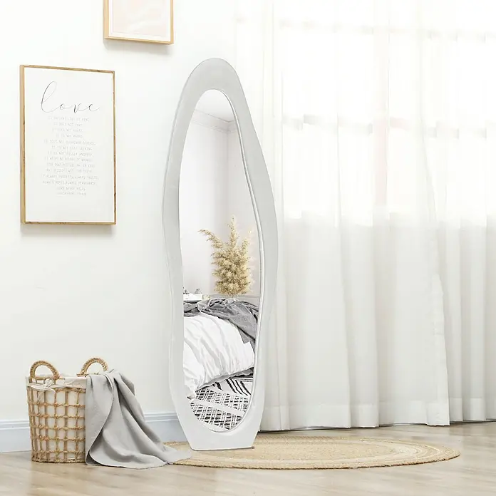 HOMCOM-Ganzkörperspiegel-50L x 4B x 160H cm-Weiß Wellenförmig -  - Weißer, organisch geformter Standspiegel in einem Schlafzimmer.
