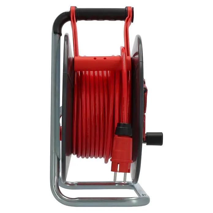 Brennenstuhl Kabeltrommel SC 3110 - Stahlblech, 33 m, H07BQ, IP44 - Rote Kabeltrommel mit robustem Metallrahmen, schwarzem Griff und rotem Netzstecker.