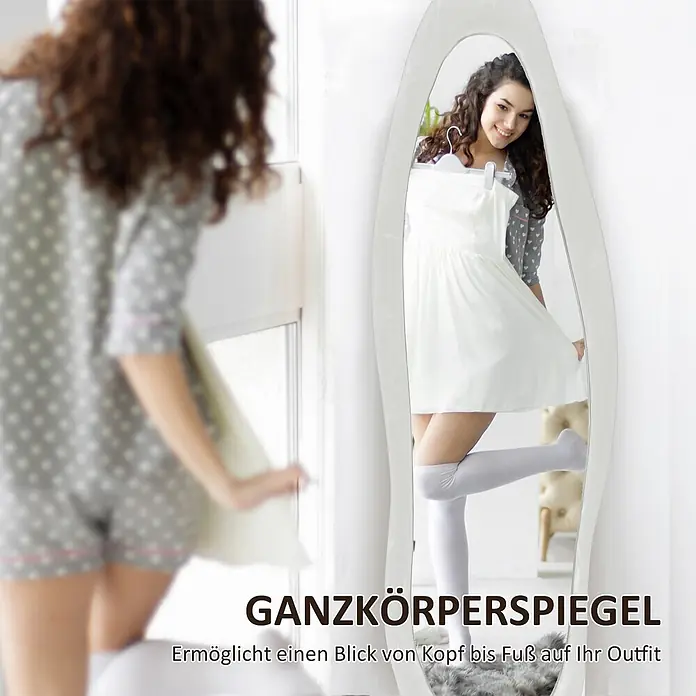 HOMCOM-Ganzkörperspiegel-50L x 4B x 160H cm-Weiß Wellenförmig -  - Weiß gerahmter Ganzkörperspiegel, eine Frau probiert davor ein weißes Kleid an.