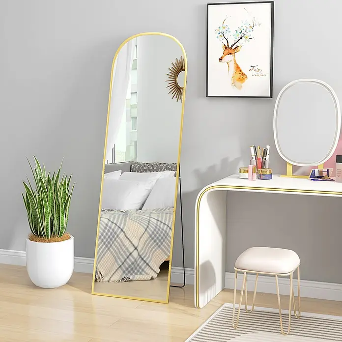 HOMCOM-Ganzkörperspiegel-37L x 37B x 154H cm-Weiß -  - Goldgerahmter, bogenförmiger Ganzkörperspiegel auf hellem Holzboden in einem Raum.