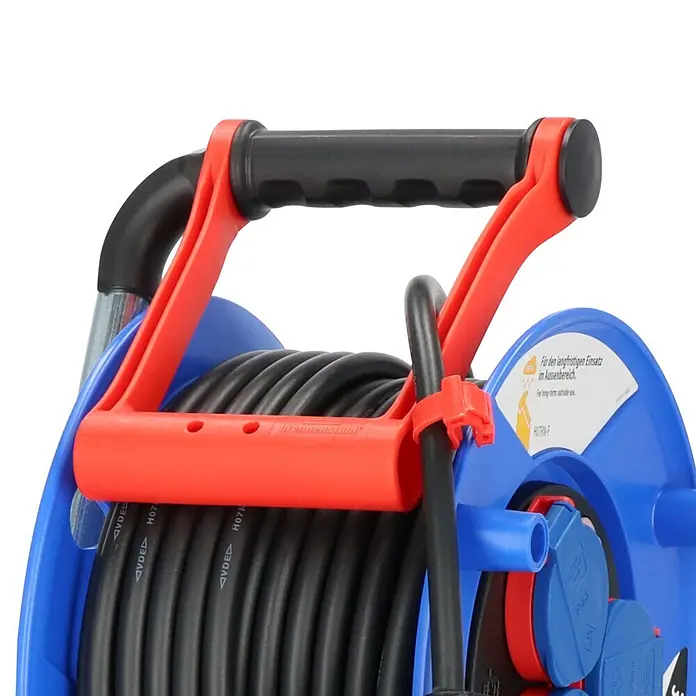 Brennenstuhl Kabeltrommel - Kunststoff, 25 m, H07RN-F, IP44 - Blaue Kabeltrommel mit schwarzem Kabel und rotem Griff, ausgestattet mit mehreren blauen Steckdosen.