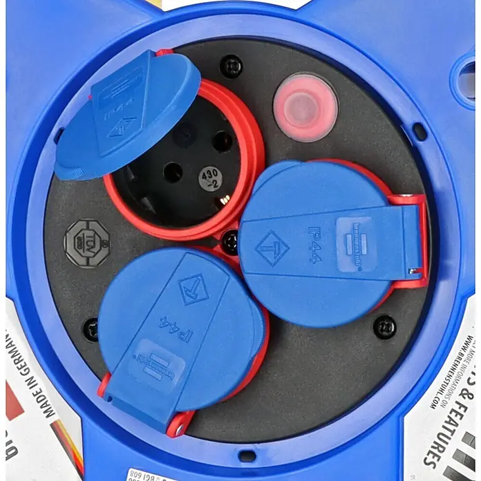Brennenstuhl Kabeltrommel - Kunststoff, 25 m, H07RN-F, IP44 - Blaues Stromverteilergerät mit drei Steckdosen; zwei mit blauen IP44-Abdeckungen, eine offene mit rotem Rand.