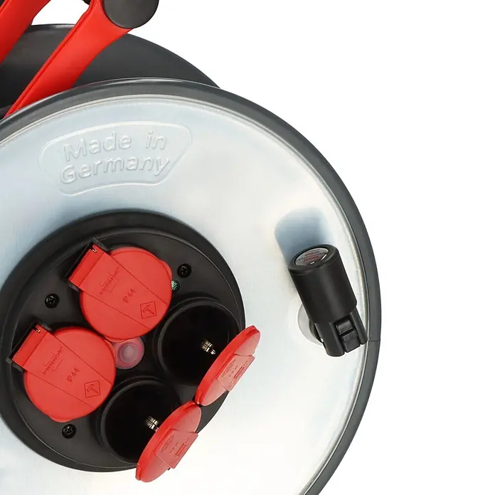 Brennenstuhl Kabeltrommel SC 4100 - Stahlblech, 40 m, H07RN-F, IP44 - Draufsicht auf eine Metall-schwarze Kabeltrommel mit vier rot-schwarzen IP44-Steckdosen, beschriftet 'Made in Germany'.