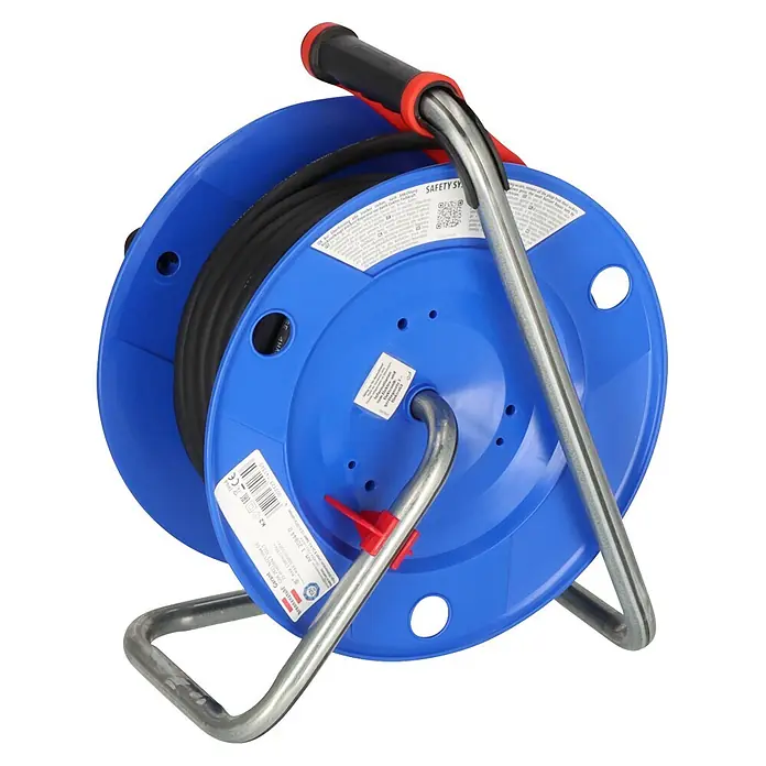 Brennenstuhl Garant Kabeltrommel - Kunststoff, 25 m, H07RN-F, IP44 - Eine blaue Kabeltrommel mit schwarzem Kabel, Metallständer und schwarzem Griff mit roten Akzenten zur Stromverteilung.