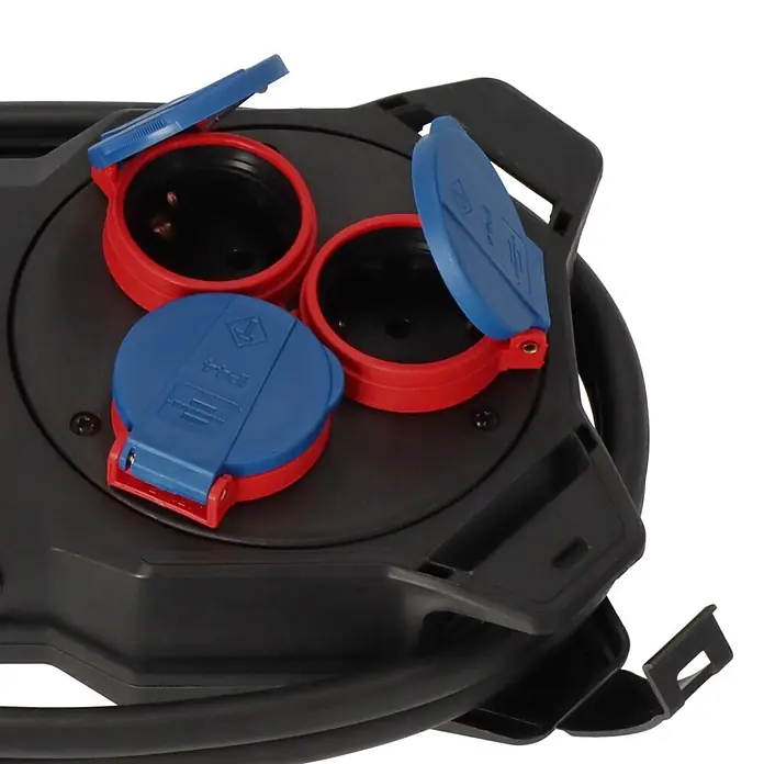 Brennenstuhl Stromverteiler Stromstation CEE IP44 - Anzahl CEE-Steckdosen: 1 Stk., Anzahl Steckdosen Schuko: 3 Stk. - Schwarze Kabeltrommel mit drei Steckdosen, roten Ringen und schützenden blauen Klappdeckeln.