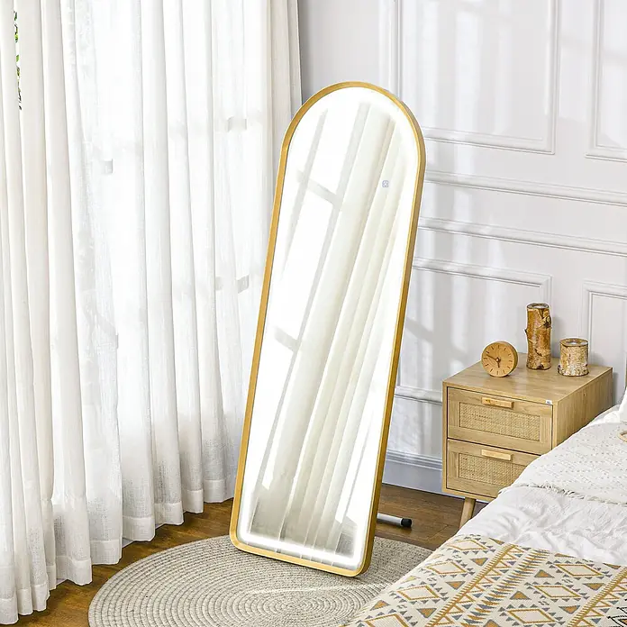 HOMCOM-Ganzkörperspiegel-40L x 5,7B x 150H cm-Transparent -  - Ein goldgerahmter, gewölbter Ganzkörperspiegel mit integrierten LED-Leuchten steht in einem modernen Schlafzimmer.