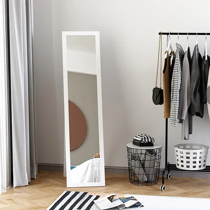 HOMCOM-Ganzkörperspiegel-40L x 3B x 150H cm-Transparent -  - Weiß gerahmter Ganzkörperspiegel, der in einem Schlafzimmer steht und den Raum widerspiegelt.