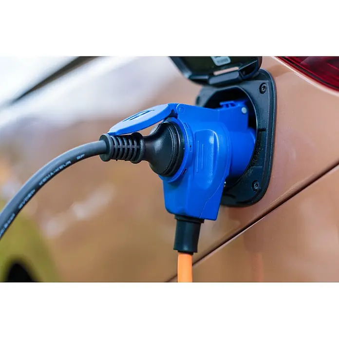Brennenstuhl Verlängerungskabel CEE-Stecker und Winkelkupplung Schutzkontakt - 10 m, IP44, H07RN-F - Blauer Ladestecker für Elektrofahrzeuge an bronzefarbenes Auto angeschlossen, mit schwarzen und orangefarbenen Kabeln.