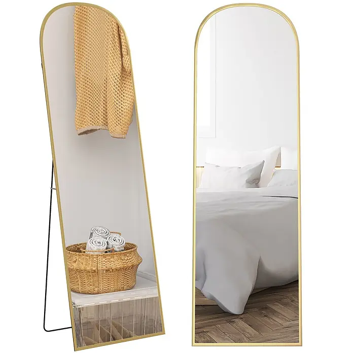 HOMCOM-Ganzkörperspiegel-50L x 1,5B x 161,5H cm-Gold -  - Goldgerahmter Bogen-Ganzkörperspiegel, der in einer Ansicht ein Schlafzimmer spiegelt und in einer anderen einen Pullover und einen Korb mit Handtüchern zeigt, mit Ständer.