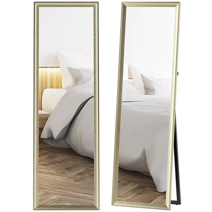 HOMCOM-Ganzkörperspiegel-50L x 4B x 160H cm-Gold -  - Zwei goldfarbene, texturierte Ganzkörperspiegel, einer stehend, einer lehnend, reflektieren ein helles Schlafzimmer mit Bett.