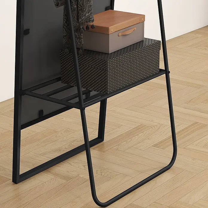 HOMCOM-Ganzkörperspiegel-50L x 4B x 160H cm-Gold -  - Schwarzmetallständer mit Ablage, darauf zwei Aufbewahrungsboxen und ein Schal.