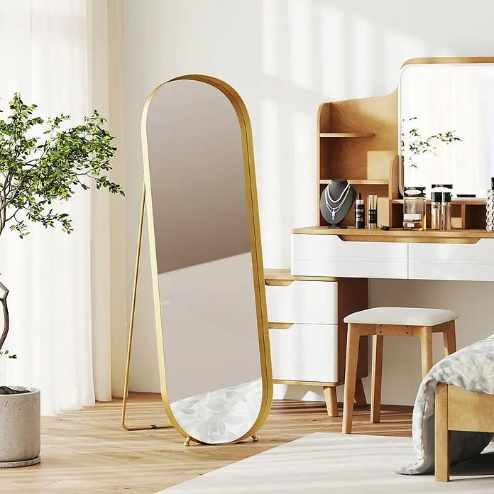 HOMCOM-Ganzkörperspiegel-50L x 6B x 160H cm-Gold Oval -  - Goldgerahmter Ganzkörperspiegel auf Holzboden in einem Schlafzimmer, der Bett und Pflanze reflektiert.